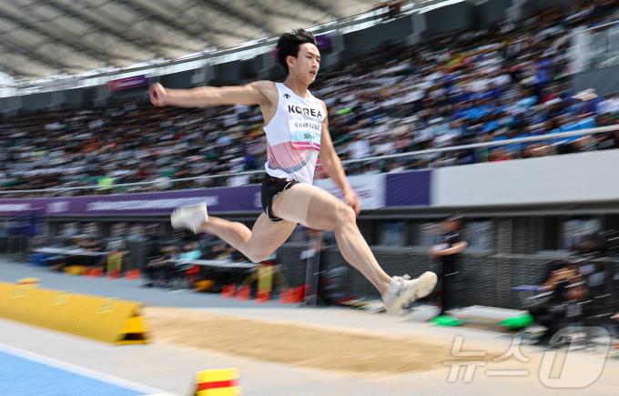 29일 경북 구미시민운동장에서 열린 '2025 구미아시아육상경기선수권대회' 남자 멀리뛰기 경기에서 심지민이 힘차게 도약하고 있다. 2025.5.29/뉴스1 ⓒ News1 김도우 기자