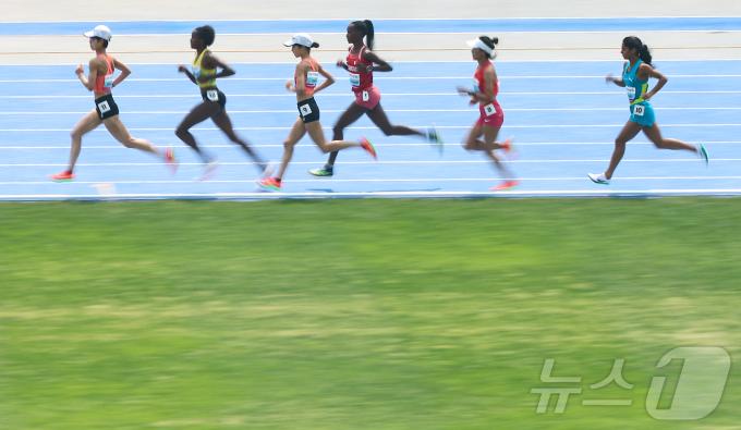 29일 경북 구미시민운동장에서 열린 '2025 구미아시아육상경기선수권대회' 여자 10000m 경기에서 선수들이 힘차게 달리고 있다. 2025.5.29/뉴스1 ⓒ News1 김도우 기자