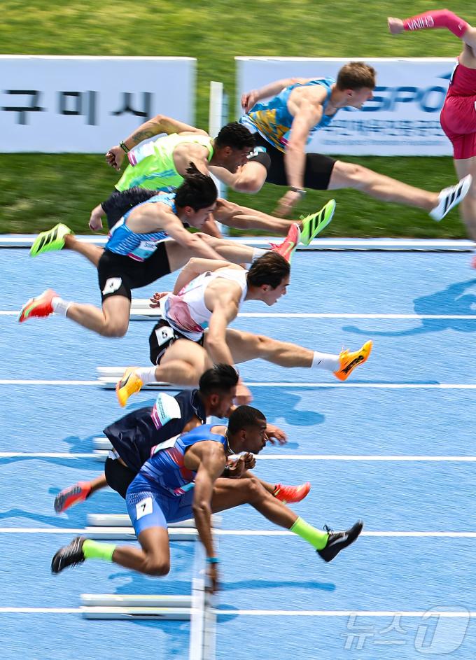 28일 경북 구미시민운동장에서 열린 '2025 구미아시아육상경기선수권대회' 남자 110mH 예선에서 선수들이 역주하고 있다. 2025.5.28/뉴스1 ⓒ News1 김도우 기자