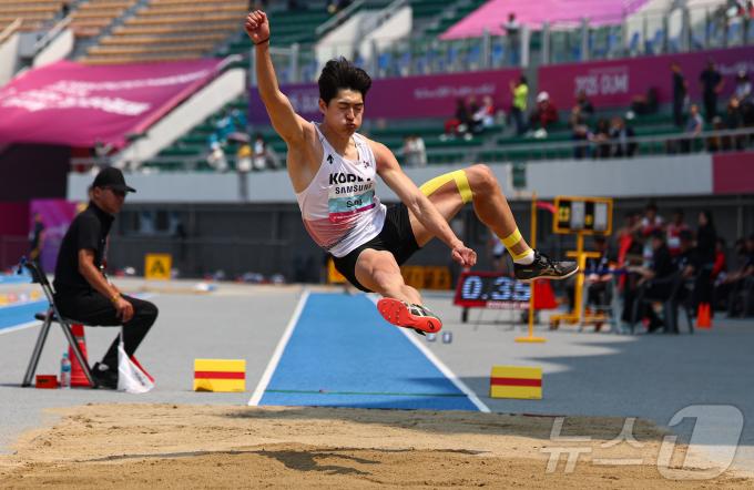 29일 경북 구미시민운동장에서 열린 '2025 구미아시아육상경기선수권대회' 남자 멀리뛰기 경기에서 성진석이 도약하고 있다. 2025.5.29/뉴스1 ⓒ News1 김도우 기자
