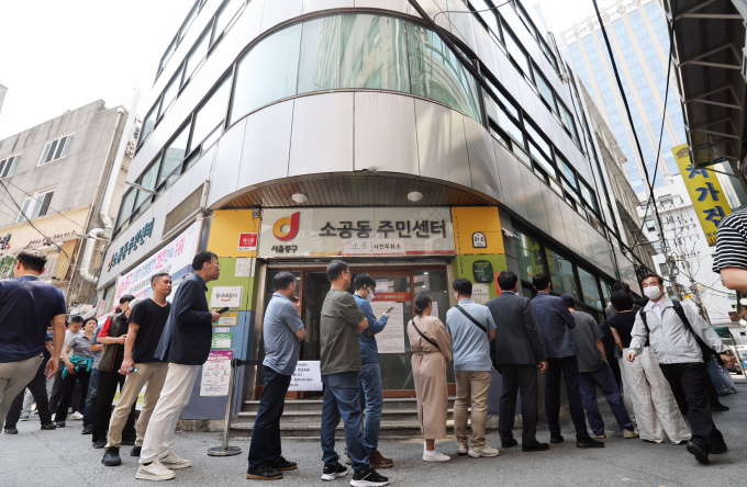 21대 대통령선거 사전투표율 첫날인 29일 오후 1시 기준 전국 평균 투표율이 10.51%로 집계됐다.사진은 제21대 대통령선거 사전투표 첫 날인 29일 서울 중구 소공동주민센터에 마련된 투표소에서 직장인들이 점심시간을 이용해 투표를 하기 위해 길게 줄을 늘어서 있는 모습. /사진=뉴스1