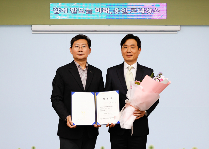 이상일 용인특례시장(왼쪽)이 29일 시민프로축구단 김진형 초대 단장을 선임하고 임명장을 들고 사진촬영을 하고 있다. /사진제공=용인특례시