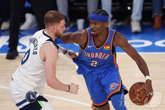 오클라호마시티 선더의 샤이 길저스 알렉산더(오른쪽)는 2024-25 NBA 플레이오프 서부 콘퍼런스 결승 최우수선수로 선정됐다. ⓒ AFP=뉴스1
