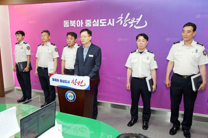 이상기 창원소방본부장(오른쪽 세번째)등 관계자들이 29일 창원시청에서 정례브리핑을 하고 있다./사진=창원시