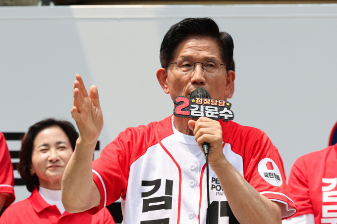 김문수 국민의힘 대선 후보가 29일 오후 경기 시흥 유세에서 투표 참여의 중요성을 강조했다. 사진은 이날 인천 유세에 나선 김 후보. /사진=뉴스1(공동취재)