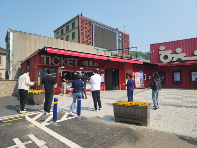 합천군 등 관계자들이 합천영상테마파크 내 무장애 환경 조성을 위해 점검에 나섰다./사진=합천군