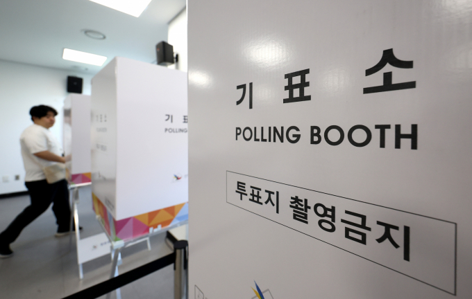 제21대 대통령선거 사전투표 첫날인 29일 대구 수성구 범어2동 행정복지센터에 마련된 사전투표소에서 한 유권자가 기표소로 이동하고 있다. / 사진=뉴시스 이무열 기자 