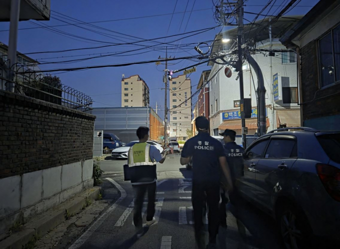 의정부시 및 의정부경찰서 관계자들이 주택가 일원에 설치된 도로조명시설을 점검하고 있다. /사진제공=의정부시