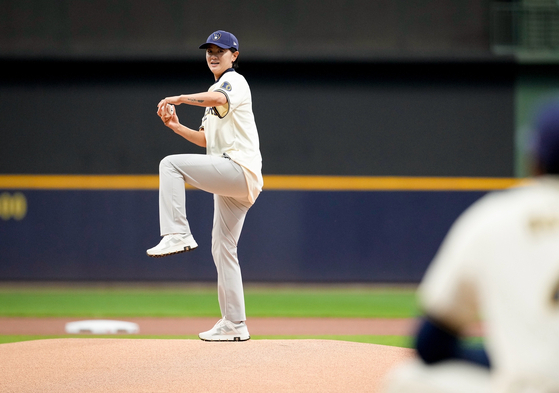 최나연이 29일(한국시간) MLB 밀워키 브루어스-보스턴 레드삭스전의 시구자로 나섰다. (밀워키 브루어스 SNS 캡처)
