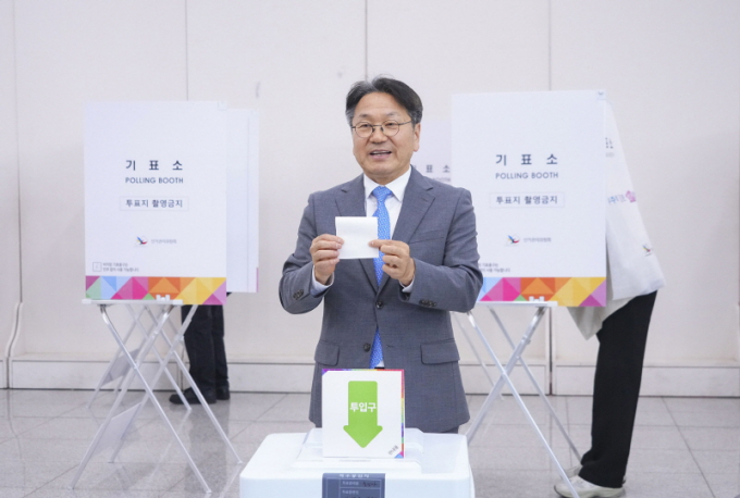 [머니S포토] 사전 투표하는 강기정 광주시장