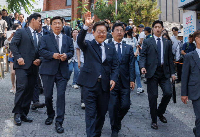 이재명 더불어민주당 대선후보가 제21대 대통령 선거 사전투표 첫날인 29일 서울 서대문구 신촌동 주민센터 투표소에서 사전투표를 마치고 나와 손을 들어 시민들에게 인사하고 있다. / 사진=공동취재 