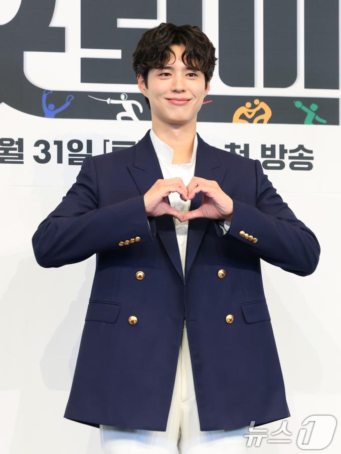 배우 박보검이 29일 서울 구로구 더링크서울 트리뷰트 포트폴리오 호텔에서 열린 JTBC 새 토일드라마 '굿보이' 제작발표회에서 포즈를 취하고 있다. '굿보이'는 특채로 경찰이 된 전직 국가대표 선수들이 메달 대신 경찰 신분증을 목에 걸고, 비양심과 반칙이 판치는 세상에 맞서 싸우는 코믹 액션 청춘 수사극이다. 2025.5.29/뉴스1 ⓒ News1 권현진 기자