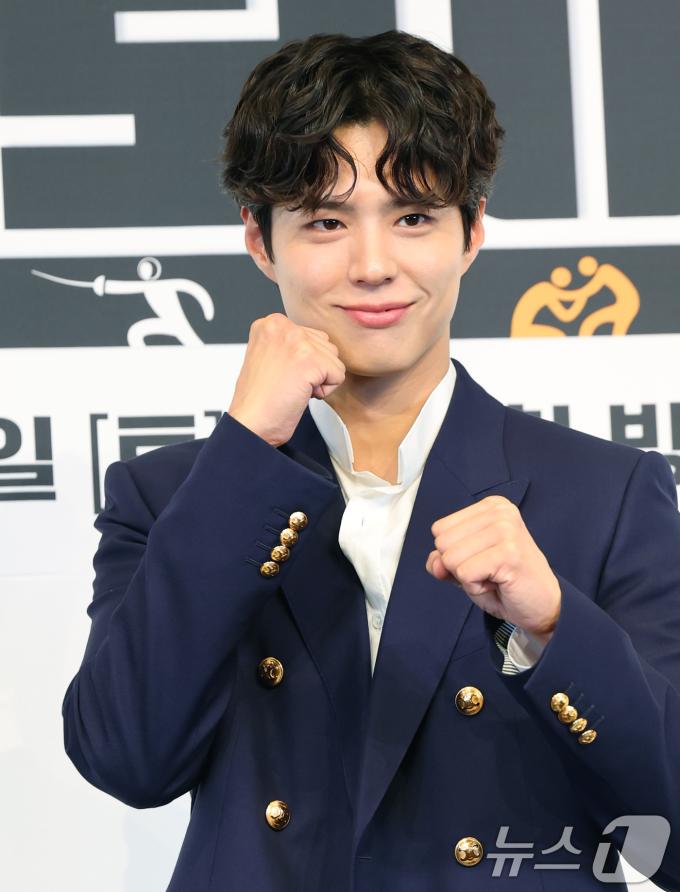 배우 박보검이 29일 서울 구로구 더링크서울 트리뷰트 포트폴리오 호텔에서 열린 JTBC 새 토일드라마 '굿보이' 제작발표회에서 포즈를 취하고 있다. '굿보이'는 특채로 경찰이 된 전직 국가대표 선수들이 메달 대신 경찰 신분증을 목에 걸고, 비양심과 반칙이 판치는 세상에 맞서 싸우는 코믹 액션 청춘 수사극이다. 2025.5.29/뉴스1 ⓒ News1 권현진 기자
