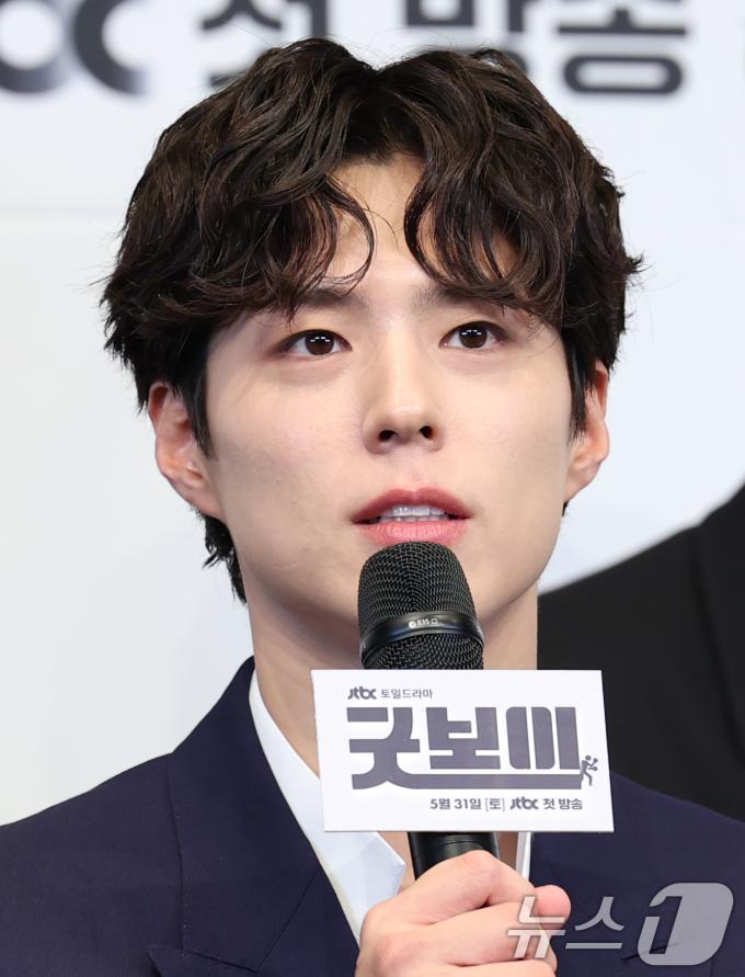 배우 박보검이 29일 서울 구로구 더링크서울 트리뷰트 포트폴리오 호텔에서 열린 JTBC 새 토일드라마 '굿보이' 제작발표회에서 인사말을 하고 있다. '굿보이'는 특채로 경찰이 된 전직 국가대표 선수들이 메달 대신 경찰 신분증을 목에 걸고, 비양심과 반칙이 판치는 세상에 맞서 싸우는 코믹 액션 청춘 수사극이다. 2025.5.29/뉴스1 ⓒ News1 권현진 기자