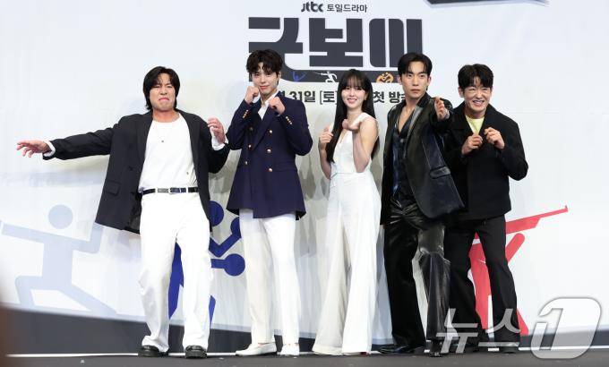 배우 태원석(왼쪽부터)과 박보검, 김소현, 이상이, 허성태가 29일 서울 구로구 더링크서울 트리뷰트 포트폴리오 호텔에서 열린 JTBC 새 토일드라마 '굿보이' 제작발표회에서 포즈를 취하고 있다. '굿보이'는 특채로 경찰이 된 전직 국가대표 선수들이 메달 대신 경찰 신분증을 목에 걸고, 비양심과 반칙이 판치는 세상에 맞서 싸우는 코믹 액션 청춘 수사극이다. 2025.5.29/뉴스1 ⓒ News1 권현진 기자
