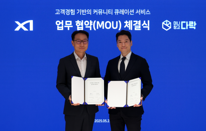 GS건설과 세컨신드롬이 자이(Xi) 아파트 단지에 '미니창고 다락'을 도입한다. 사진은 GS건설 이용구 건축주택설계부문장(사진 왼쪽)과 세컨신드롬 홍우태 대표(사진 오른쪽)가 업무 협약을 체결하고 기념사진 촬영하는 모습./사진=GS건설