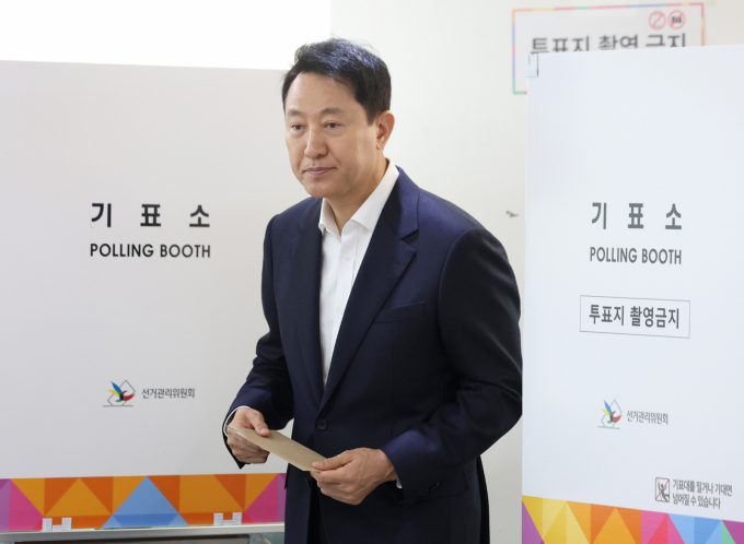 명태균씨 관련 의혹을 수사 중인 검찰은 오세훈 서울시장을 추가 소환할 예정이다. 사진은 29일 서울 중구 중림동주민센터에 마련된 제21대 대통령선거 사전투표소에서 사전투표하는 오세훈 서울시장. /사진=뉴시스