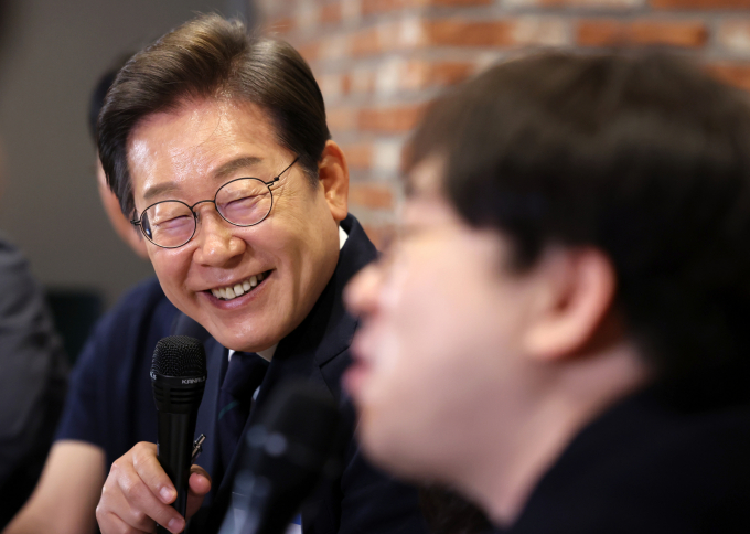 이재명 더불어민주당 대통령 후보가 첨단산업 지원을 위해 대통령에 당선되면 대통령실에 인공지능(AI) 정책수석비서관 직제를 신설하겠다고 밝혔다. 사진은 이재명 더불어민주당 대통령 후보가 29일 서울 성동구 메리히어에서 열린 '혁신성장의 씨앗, 스타트업 레벨업!' 간담회에서 소셜벤처 대표들과 대화하고 있는 모습. /사진=뉴스1