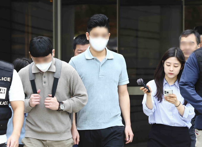 마약 투약 혐의를 받는 이철규 국민의힘 아들 부부의 첫 재판이 다음달 열린다. 사진은 지난 4월23일 서울 서초구 서울중앙지방법원에서 구속 전 피의자심문(영장실질심사)을 마치고 나온 이 의원 아들 이모씨(가운데). /사진=뉴시스