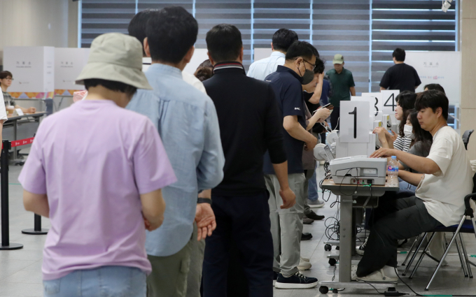 제21대 대통령 선거 사전 투표 첫날인 29일 전북 전주시 전북특별자치도교육청 별관 창조나래 3층에 마련된 사전투표소에 유권자들이 투표를 하기 위해 차례를 기다리고 있다. / 사진=뉴스1 유경석 기자 