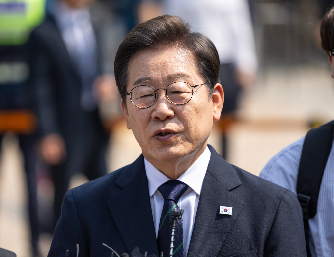 경북 포항에서 해군 항공기 추락 사고가 29일 발생하자 이재명 더불어민주당 대선 후보는 이날 애도의 메시지를 남겼다. 사진은 이날 오전 사전투표를 마친 뒤 기자들의 질문에 답하는 이 후보. /사진=공동취재