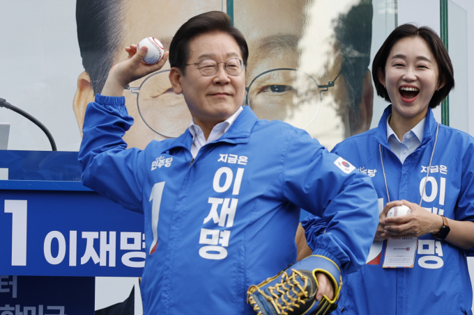 이재명 더불어민주당 대통령 후보가 '만약 선택할 수 있다면 다시 정치를 하겠느냐'는 질문에 "안 할 것 같다"고 답했다. 사진은 이재명 더불어민주당 대통령 후보가 제21대 대통령선거 사전투표 첫날인 29일 오후 서울 송파구 잠실야구장 앞 광장에서 열린 유세에서 야구공을 들고 포즈를 취하는 모습. /사진=뉴스1