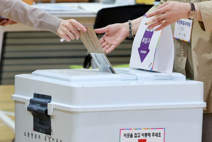 대전선관위는 SNS에 투표지에 본인 도장을 찍어야 한다는 잘못된 정보를 유표한 혐의자에 대해 수사의뢰했다. 사진은 제21대 대통령 선거 사전 투표 첫날인 29일 한 유권자가 투표하는 모습. /사진=뉴스1