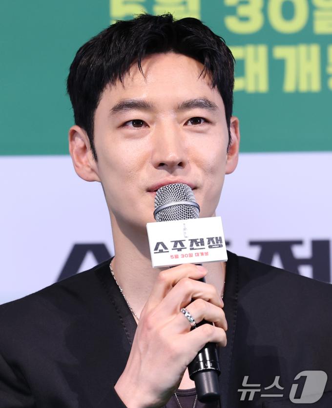 배우 이제훈이 29일 서울 용산구 CGV용산아이파크몰에서 열린 영화 '소주전쟁' 언론시사회에 참석해 인사말을 하고 있다. 영화 ‘소주전쟁’은 1997년 IMF 외환위기, 소주 회사가 곧 인생인 재무이사 종록과 오로지 성과만 추구하는 글로벌 투자사 직원 인범이 대한민국 국민 소주의 운명을 걸고 맞서는 이야기를 그린다. 2025.5.29/뉴스1 ⓒ News1 권현진 기자