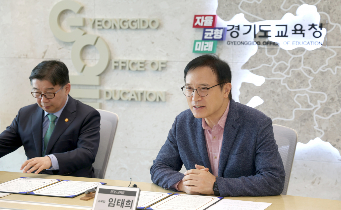 임태희 경기도교육감(오른쪽)과 유철환 국민권익위원장이 29일 남부청사에서 미래세대의 청렴 의식 제고와 교육 현장 전반의 문화 확산을 위한 업무협약(MOU)을 체결하고 있다. /사진제공=경기도교육청