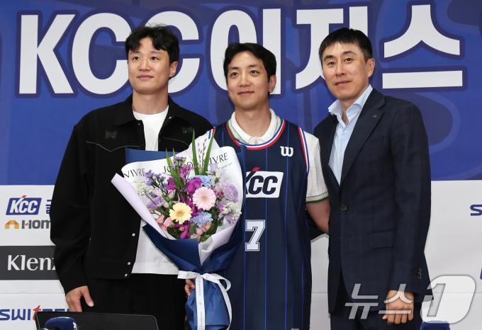 부산 KCC 이지스로 이적한 허훈(가운데)이 29일 서울 강남구 KBL센터에서 열린 입단식에서 허웅, 이상민 감독과 기념촬영을 하고 있다. 허훈은 부산 KCC와 계약 기간 5년, 보수 총액 8억원(연봉 6억5000만원·인센티브 1억5000만원)에 계약했다. 이로써 허훈은 형 허웅과 연세대 시절 이후 11년 만에 한솥밥을 먹게 됐다. 2025.5.29/뉴스1 ⓒ News1 김성진 기자
