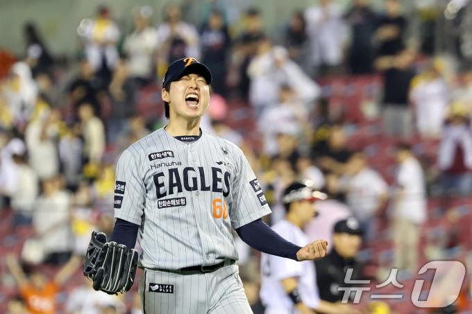 28일 오후 서울 송파구 잠실야구장에서 열린 프로야구 '2025 신한 SOL뱅크 KBO 리그' 한화 이글스와 LG 트윈스의 경기 연장 11회말 2사 주자 만루 상황에서 한화 마무리 조동욱이 LG 함창건을 삼진 아웃으로 잡아낸 뒤 포효하고 있다. 2025.5.28/뉴스1 ⓒ News1 민경석 기자