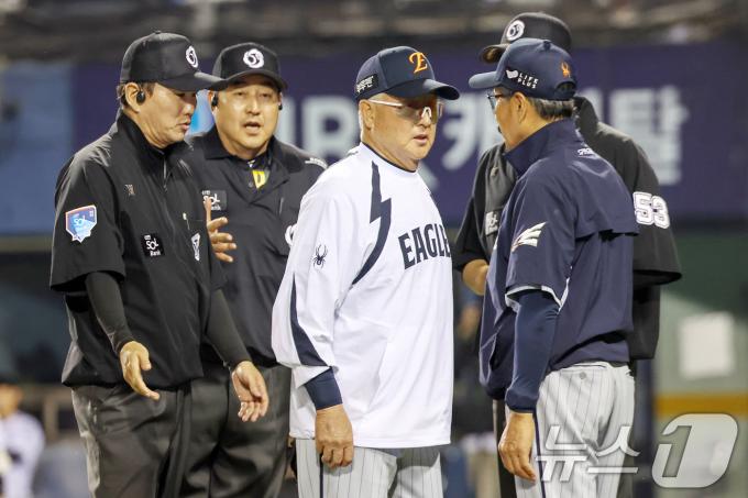 28일 오후 서울 송파구 잠실야구장에서 열린 프로야구 '2025 신한 SOL뱅크 KBO 리그' 한화 이글스와 LG 트윈스의 경기 8회말 2사 주자 1,2루 상황에서 투구 동작 중이던 한화 한승혁이 LG 박동혁의 타임 요청에 넘어지자 김경문 한화 감독이 심판에 항의하고 있다. 2025.5.28/뉴스1 ⓒ News1 민경석 기자
