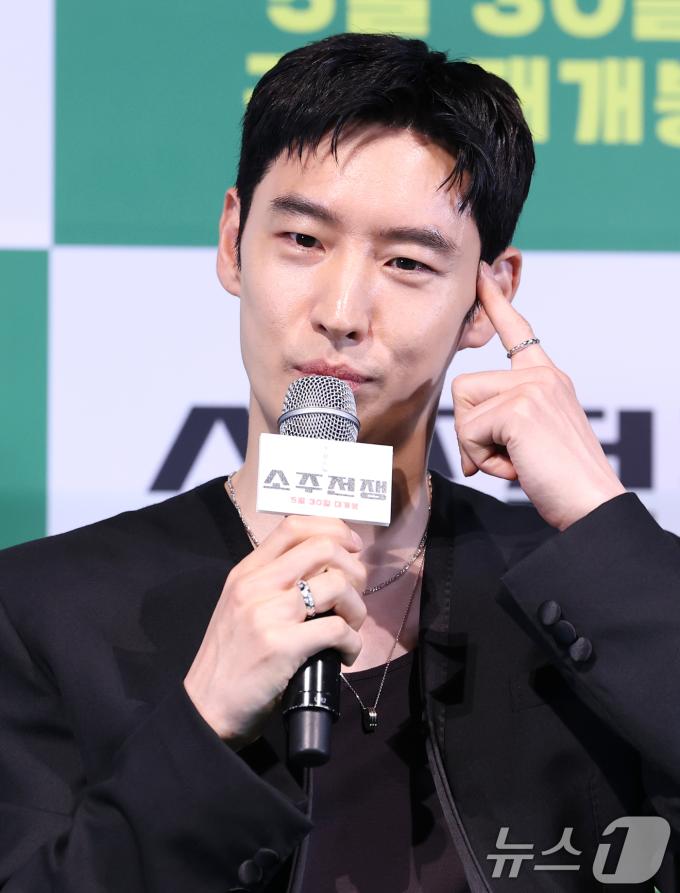 배우 이제훈이 29일 서울 용산구 CGV용산아이파크몰에서 열린 영화 '소주전쟁' 언론시사회에 참석해 취재진 질문에 답하고 있다. 영화 ‘소주전쟁’은 1997년 IMF 외환위기, 소주 회사가 곧 인생인 재무이사 종록과 오로지 성과만 추구하는 글로벌 투자사 직원 인범이 대한민국 국민 소주의 운명을 걸고 맞서는 이야기를 그린다. 2025.5.29/뉴스1 ⓒ News1 권현진 기자