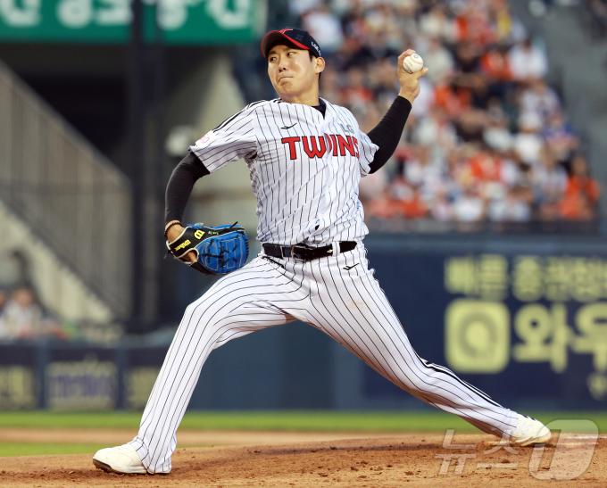 29일 오후 서울 송파구 잠실야구장에서 열린 프로야구 '2025 신한 SOL뱅크 KBO 리그' 한화 이글스와 LG 트윈스의 경기, LG 선발 손주영이 2회초 힘차게 공을 던지고 있다. 2025.5.29/뉴스1 ⓒ News1 김진환 기자