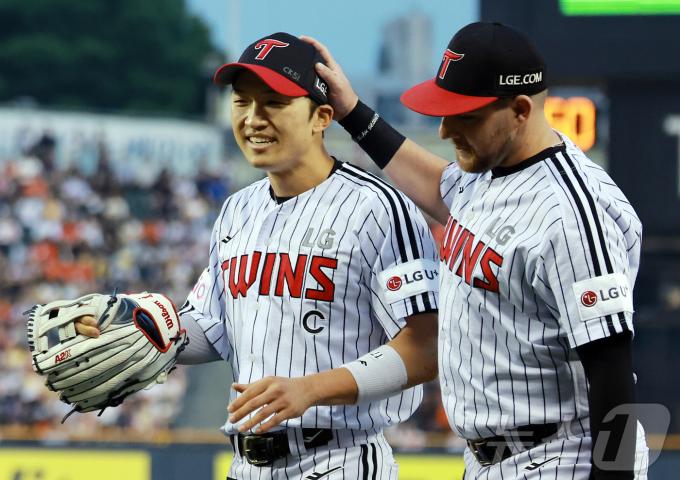 29일 오후 서울 송파구 잠실야구장에서 열린 프로야구 '2025 신한 SOL뱅크 KBO 리그' 한화 이글스와 LG 트윈스의 경기, LG 중견수 박해민이 2회초 2사 1루 상황 한화 플로리얼의 안타성 타구를 잡아낸 뒤 오스틴과 하이파이브를 하고 있다. 2025.5.29/뉴스1 ⓒ News1 김진환 기자
