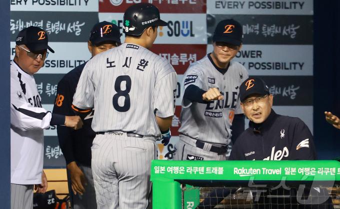 29일 오후 서울 송파구 잠실야구장에서 열린 프로야구 '2025 신한 SOL뱅크 KBO 리그' 한화 이글스와 LG 트윈스의 경기, 한화 노시환이 6회초 1사 1,3루 상황 타점을 올리는 내야 땅볼을 친 뒤 김경문 감독을 비롯한 코칭스테프와 하이파이브를 하고 있다. 2025.5.29/뉴스1 ⓒ News1 김진환 기자