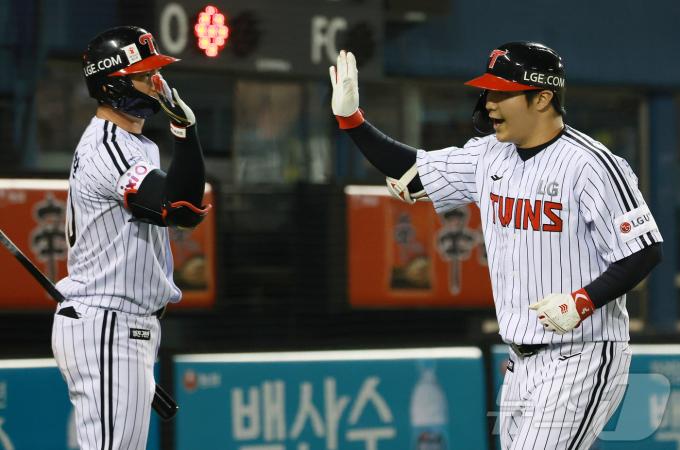 29일 오후 서울 송파구 잠실야구장에서 열린 프로야구 '2025 신한 SOL뱅크 KBO 리그' 한화 이글스와 LG 트윈스의 경기, LG 문보경이 6회말 1사 동점 솔로홈런을 친 뒤 오지환과 하이파이브를 하고 있다. 2025.5.29/뉴스1 ⓒ News1 김진환 기자