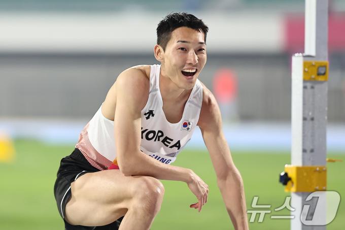 우상혁(용인시청)이 29일 경북 구미시민운동장에서 열린 2025 구미 아시아육상선수권대회 높이뛰기 결선 2m23 1차시기 점프에 성공 후 미소 짓고 있다. 2025.5.29/뉴스1 ⓒ News1 김도우 기자