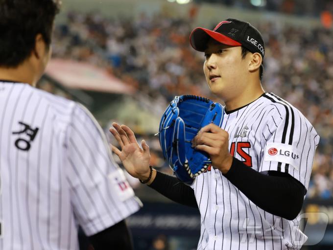 29일 오후 서울 송파구 잠실야구장에서 열린 프로야구 '2025 신한 SOL뱅크 KBO 리그' 한화 이글스와 LG 트윈스의 경기, LG 선발 손주영이 7회초 이닝을 실점 없이 마친 뒤 더그아웃으로 향하고 있다. 2025.5.29/뉴스1 ⓒ News1 김진환 기자
