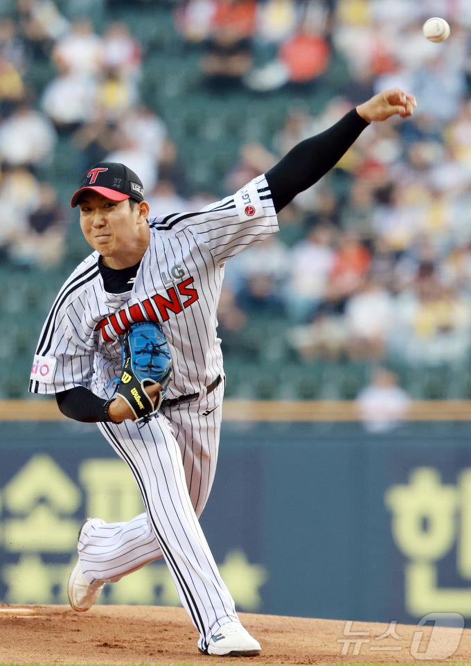 29일 오후 서울 송파구 잠실야구장에서 열린 프로야구 '2025 신한 SOL뱅크 KBO 리그' 한화 이글스와 LG 트윈스의 경기, LG 선발 손주영이 1회초 등판해 힘차게 공을 던지고 있다. 2025.5.29/뉴스1 ⓒ News1 김진환 기자