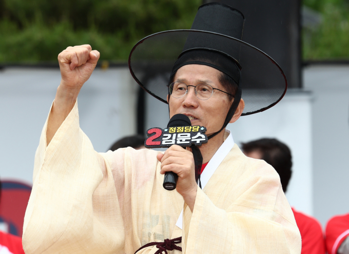  김문수 국민의힘 대통령 후보는 '정정당당 김문수'를 새로운 슬로건으로 내세우며 과거 노동운동가 시절의 청렴함과 약자 보호 정신을 부각했다. 사진은 김문수 국민의힘 대통령 후보가 지난 5월22일 경북 안동시 웅부공원 인근에서 열린 유세에서 도포와 갓을 쓰고 지지호소를 하고 있는 모습. /사진=뉴시스(공동취재)