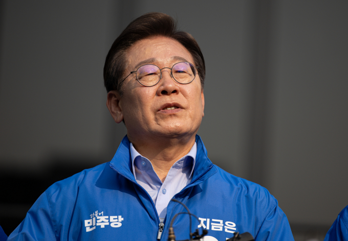 이재명 더불어민주당 대선 후보가 31일 가덕도 신공항 사업 의지를 내비쳤다. 사진은 전날 강원 원주에서 유세를 마친 후 기자들과 만난 이 후보. /사진=뉴스1