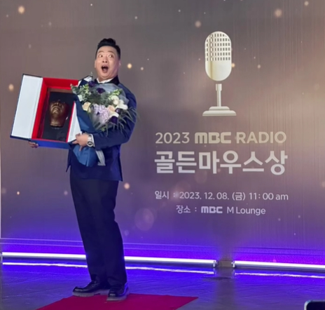 개그맨 박준형이 자신의 사망설을 다룬 가짜뉴스를 재치있게 대응해 화제다. 사진은 2023년 MBC 라디오 골드마우스 시상식에 참석한 박준형의 모습. /사진=박준형 인스타그램
