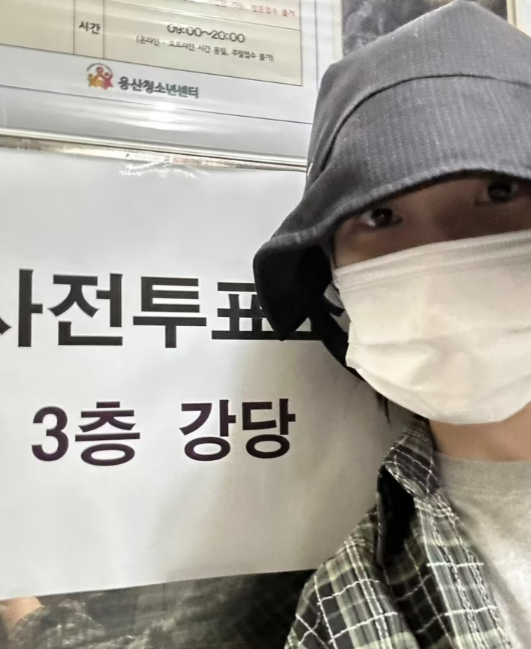가수 겸 배우 아이유가 제21대 대통령 선거 사전투표 인증샷을 팬 플랫폼을 통해 공개했다. /사진=베리즈 캡처