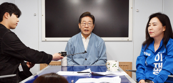 사진은 이재명 더불어민주당 대통령 후보가 지난 5월15일 오전 경남 하동군 영호남 화합 다목적광장에 마련된 버스 스튜디오에서 광주 출신 30대 남성 문유성 씨, 대구 거주 20대 여성 김다니엘 씨, 강유정 의원과 유튜브 K-이니셔TV 케미폭발 '동서화합' 화개장터 라이브를 마친 뒤 취재진 질문에 답하는 모습. /사진=뉴스1
