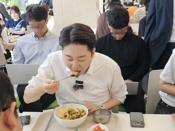 이준석 개혁신당 대통령 후보는 상대적으로 당 조직이 취약해 자신에게 우호적인 지지층, 즉 청년이 밀집된 지역 위주로 선거운동을 전개했다. 사진은 ‘학식먹자 이준석’을 진행하는 이준석 개혁신당 대통령 후보가 지난 5월20일 낮 광주 북구 용봉동 전남대학교 제1학생회관 학생식당에서 식사를 하고 있는 모습. /사진=뉴스1