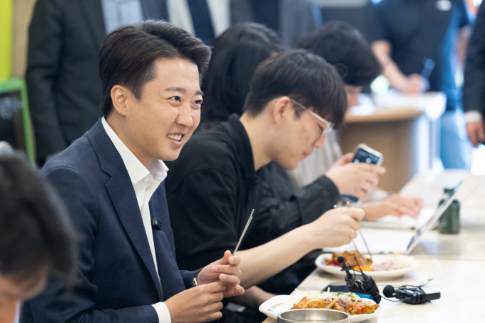 사진으로 보는 '3색' 유세 대전… 대선 주자 3인, '광장·시장·캠퍼스' 누볐다