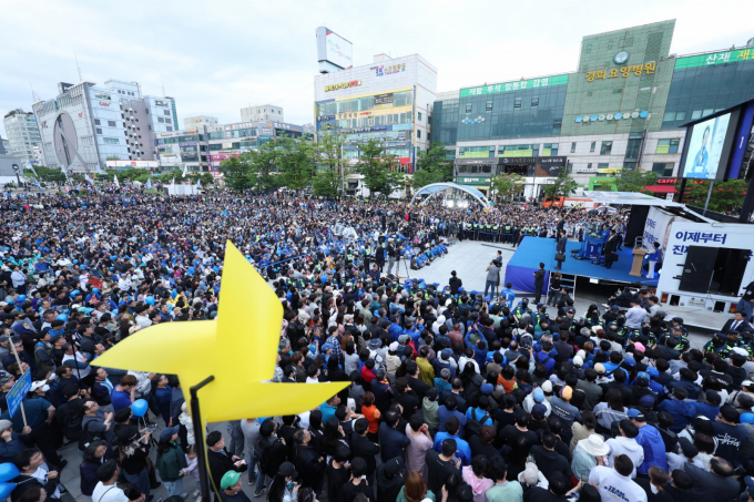 이재명 더불어민주당 대통령 후보는 유독 경청과 함성으로 대표되는 광장과 같은 넓은 공간에서 유세를 펼치며 수많은 유권자들과 만남을 가졌다.사진은 이재명 더불어민주당 대통령 후보가 지난 5월24일 경기 안산 단원구 안산문화광장에서 열린 유세에서 시민들에게 지지를 호소하고 있는 모습. /사진=뉴시스