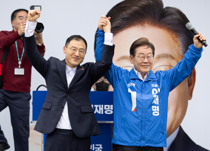 진영과 계파를 뛰어넘는 통합의 비전을 실현하기 위해 보수 책사로 불리는 윤여준 전 환경부 장관과 문재인 정부의 방역 사령탑이었던 정은경 전 질병관리청장 등을 영입하고 국민의힘에서 이탈한 김상욱 의원을 끌어안기도 했다. 사진은 이재명 더불어민주당 대통령 후보가 지난 5월16일 전북 익산시 익산역 동부광장에서 열린 유세에서 김상욱 무소속 의원과 손을 맞잡고 있는 모습. /사진=뉴시스