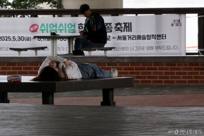 (서울=뉴스1) 이동해 기자 = 한낮 초여름 날씨가 이어지고 있는 30일 서울 광진구 뚝섬 한강공원을 찾은 시민들이 그늘막 아래에서 더위를 피하고 있다. 2025.5.30/뉴스1 Copyright (C) 뉴스1. All rights reserved. 무단 전재 및 재배포, AI학습 이용 금지. /사진=(서울=뉴스1) 이동해 기자